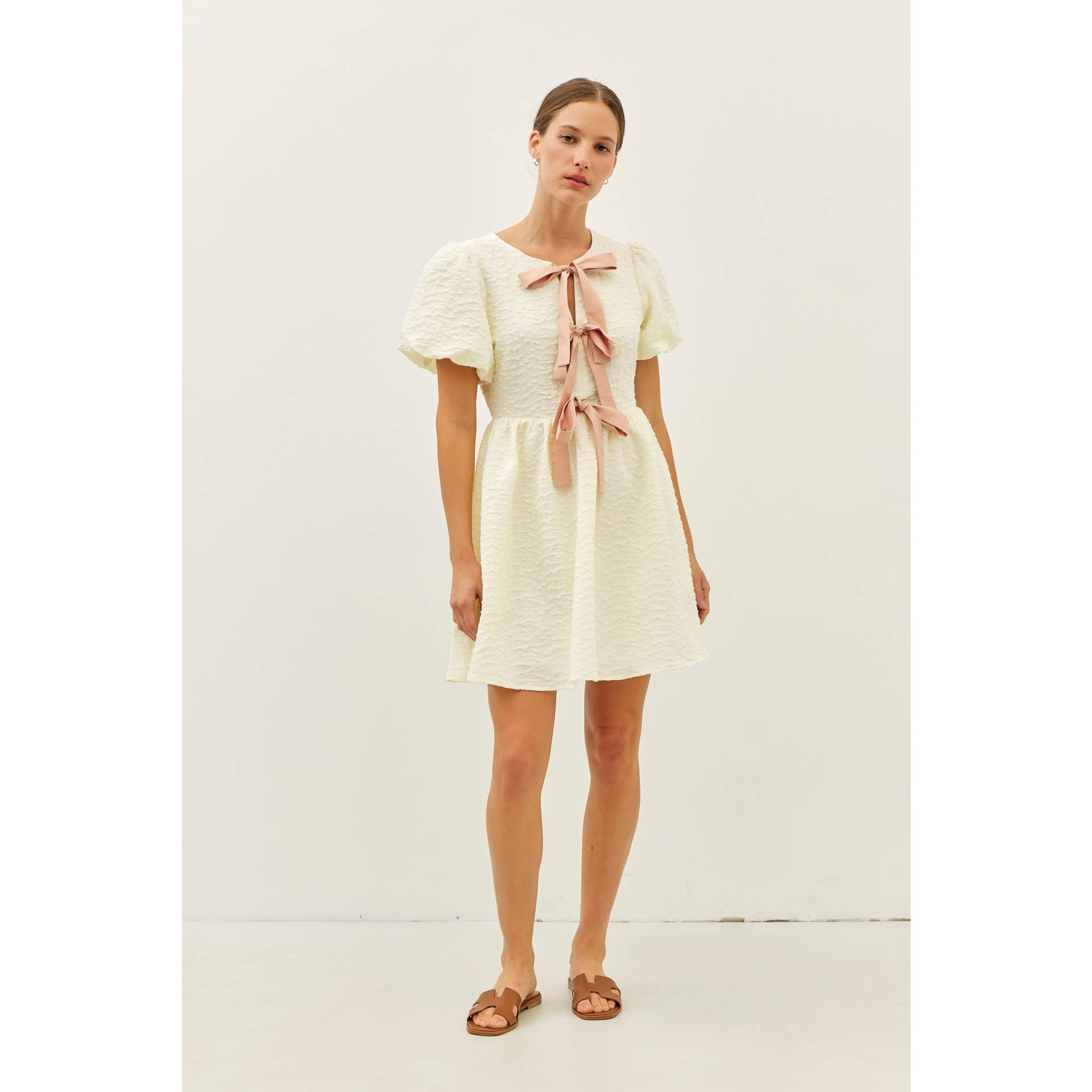 idem ditto – Großhandel Kleid – Damen – Mini-Kleid mit Bubbel-Textur, Schleifen-Detail vorne und Puffärmeln4