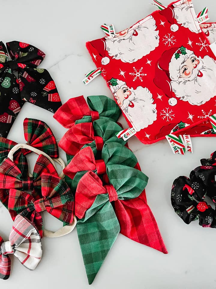 Weihnachtsset mit Knister-Sinnes-Spielzeug, Haarspangen und Haargummis für den Großhandel von Gingerly Sewn