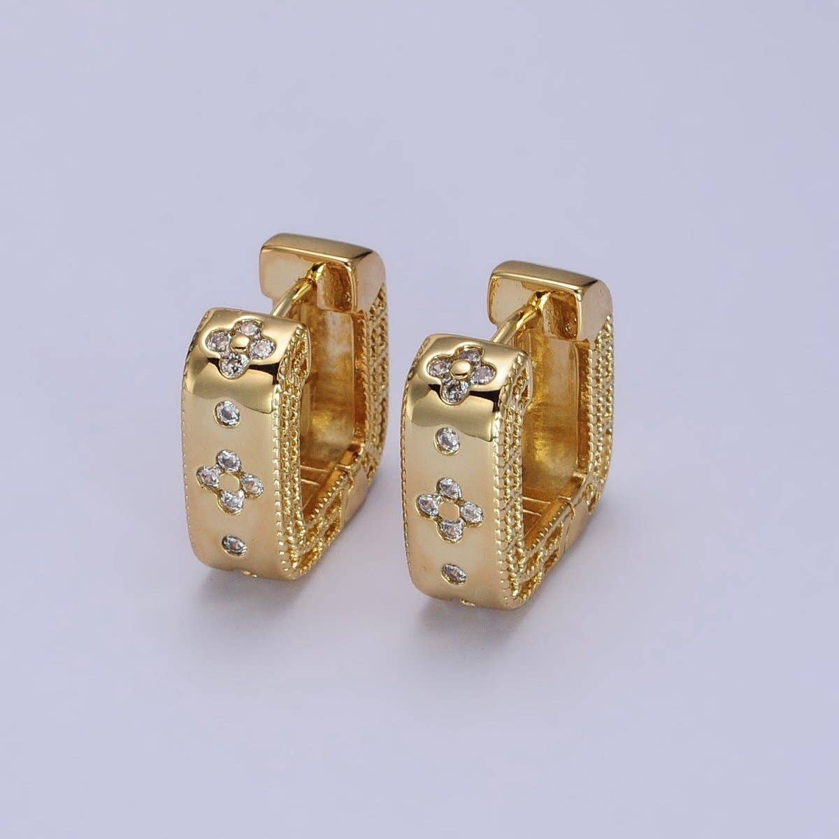 Aim Eternal - Vendita all'ingrosso Orecchini a cerchietto - Orecchini Huggies quadrati in oro 24 carati con zirconia cubica trasparente | AB1960