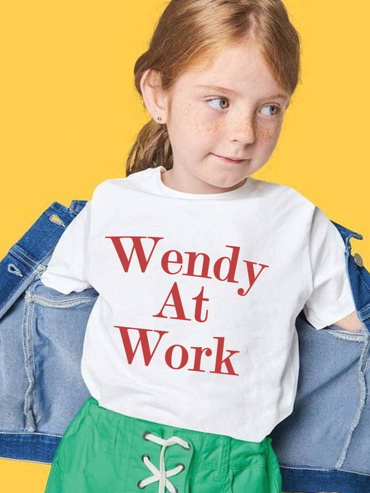 L1129 - WENDY AT WORK grafisk t-shirt för wholesale av KNOCK ON THE STYLE