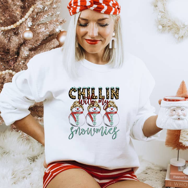 Chillin with The Gnomies Weihnachts-Sweatshirt für den Großhandel von Londas Trendy Tees