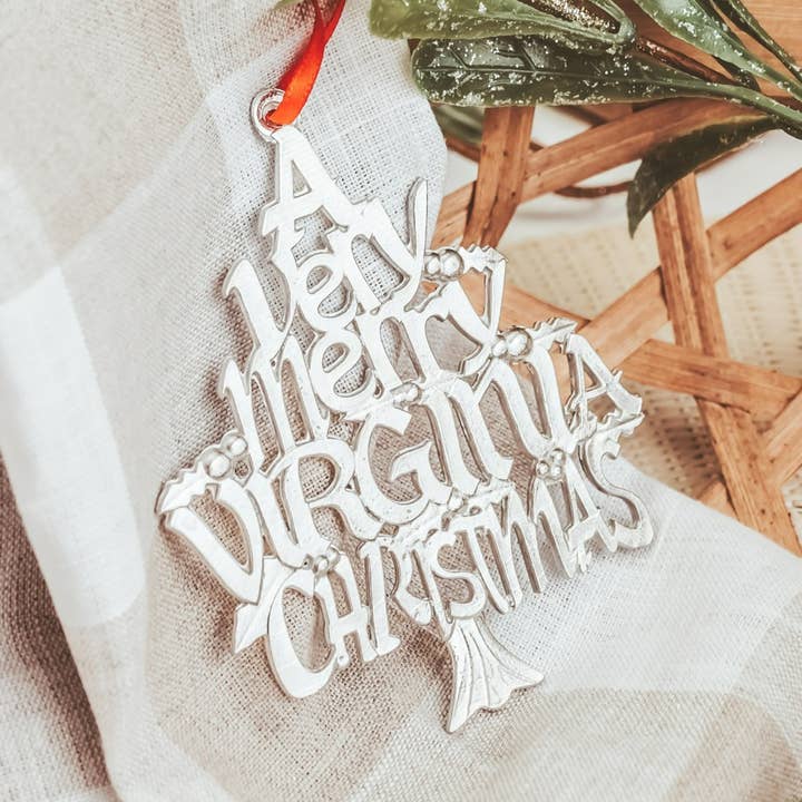 Vrolijk kerstornament uit Virginia - VA Gifts voor wholesale door House of Morgan Pewter