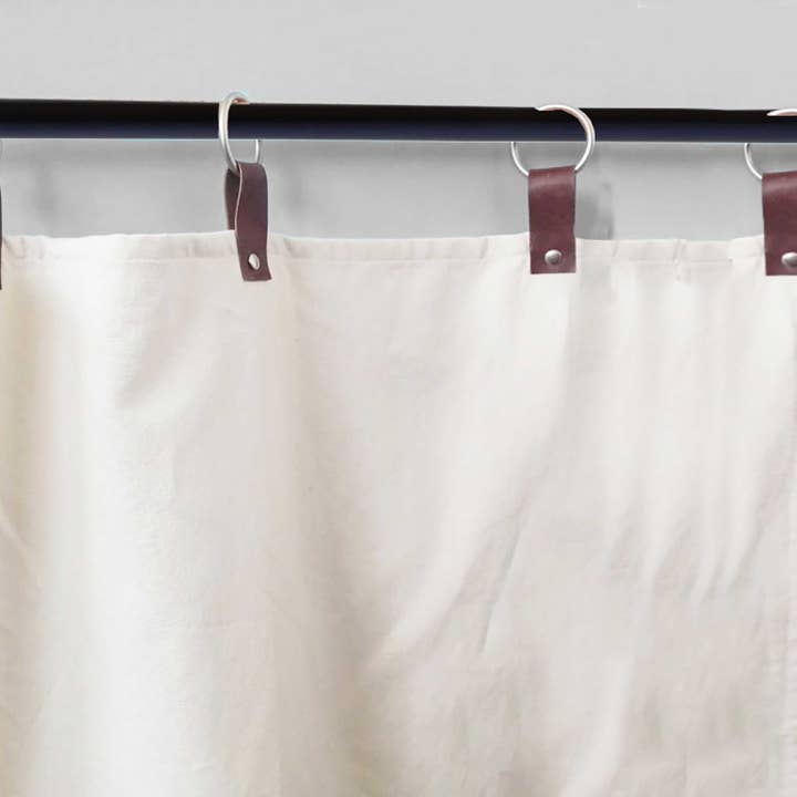 Rideaux en lin ivoire avec patte en cuir pour la vente par Amore Beauté