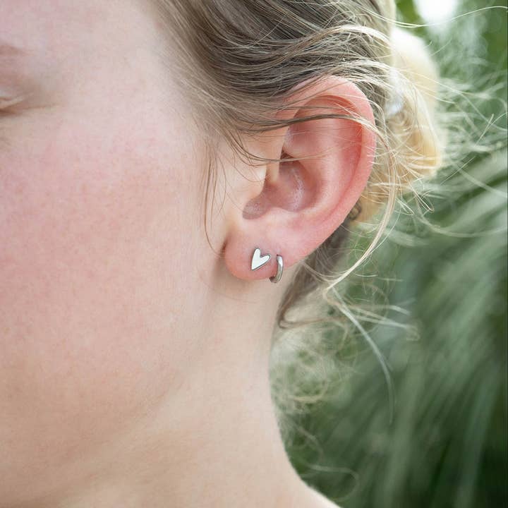 WJW - Vendita all'ingrosso Orecchini a bottone - Orecchini a perno a forma di cuore bianco in acciaio inossidabile con PVD oro 18K9