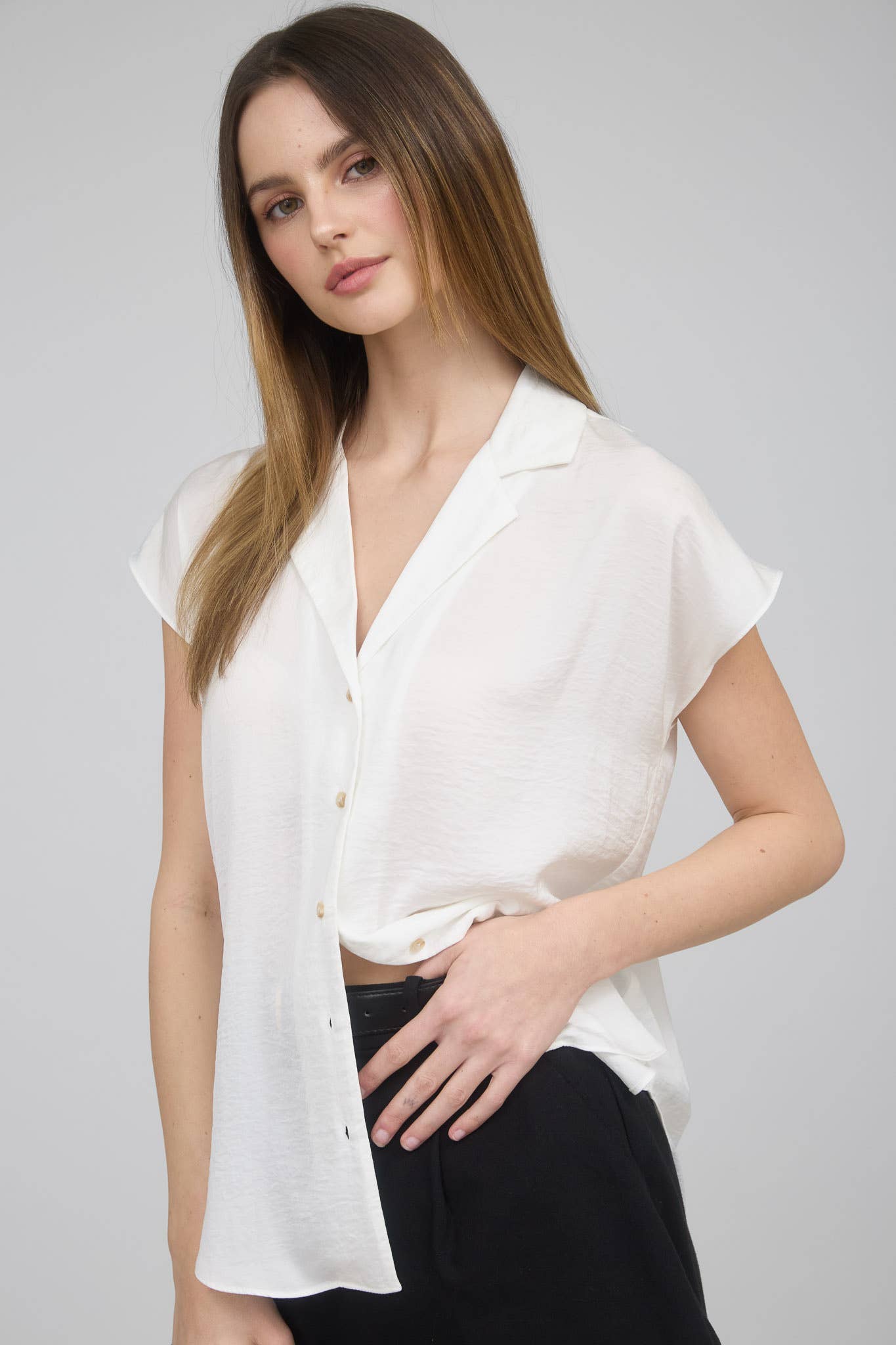 The Workshop Studio – Blusa - Mulher por atacado – CAMISA TEXTURIZADA COM OMBROS CAÍDOS, GOLA E BOTÕES3