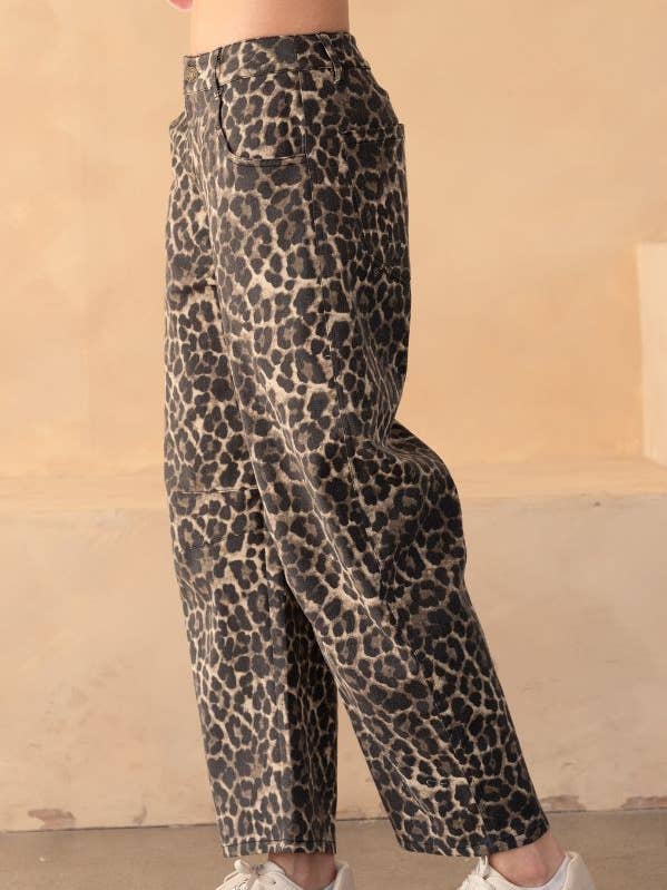 TR2098-02B_Leopard Denim Mid Rise Barrel Jeans Hose für den Großhandel von TRENDILITY
