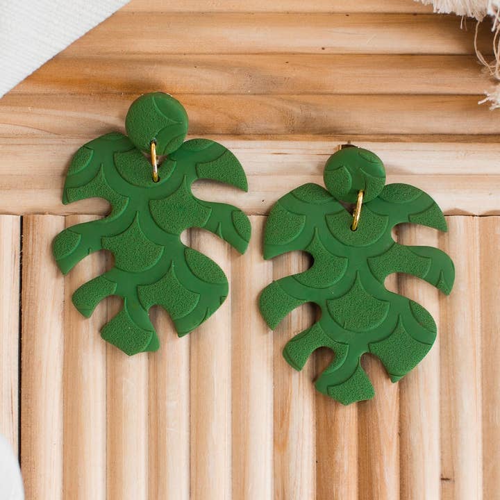 Monstera Grande/- Pendientes de arcilla polimérica para venta al por mayor de Aura Simply Creates