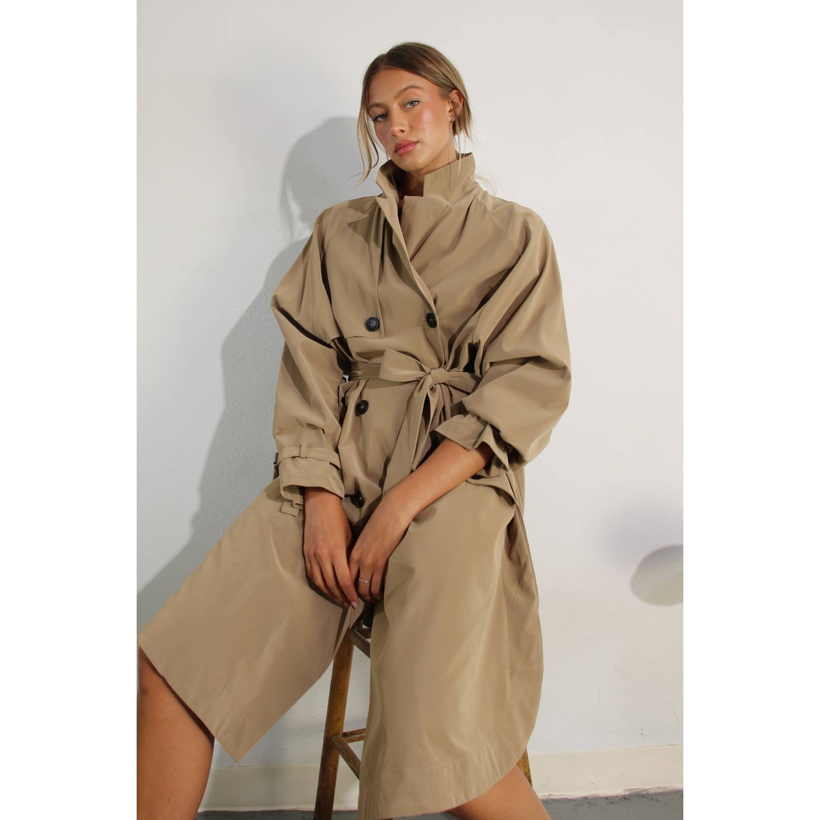 KHAKI TRENCHCOAT I KONSTLÄDER DUK för wholesale på Faire5