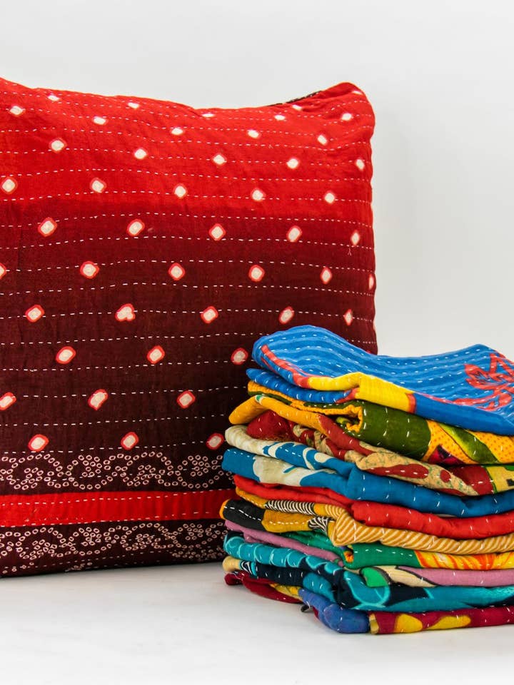 Funda de almohada Kantha vintage única en su tipo, 20 x 20 pulgadas para venta al por mayor de Vintage Addiction