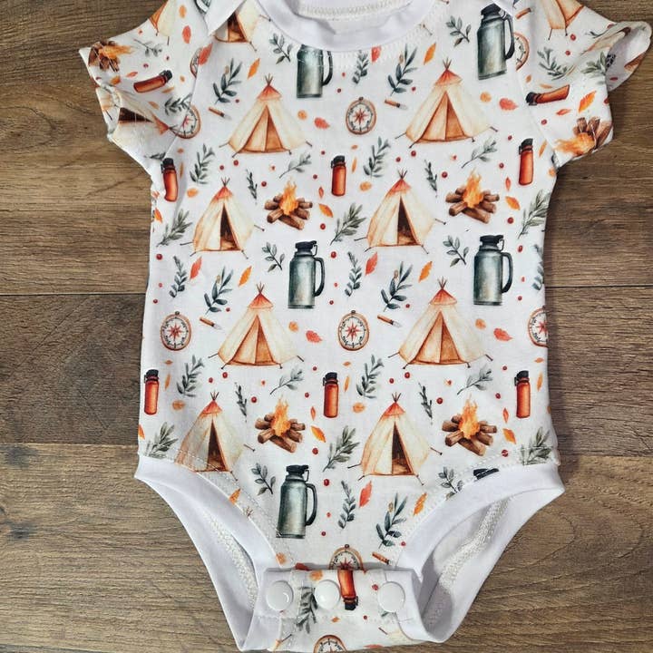 Body bébé camping, body bébé aventure en plein air pour la vente par Small Blessings Design