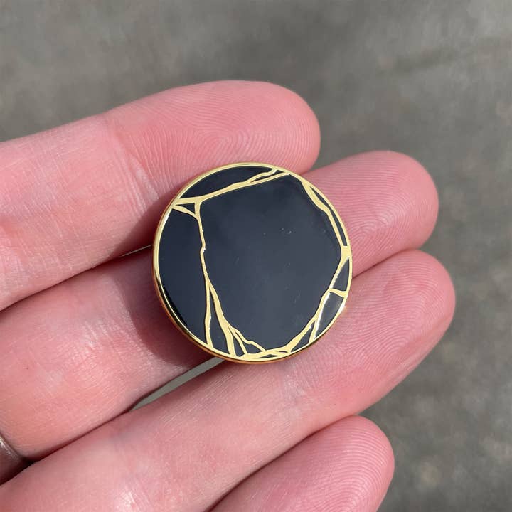 Dissent Pins – Engroshandel Reversnål/knap – Kintsugi Mini Pin - 24kt forgyldt