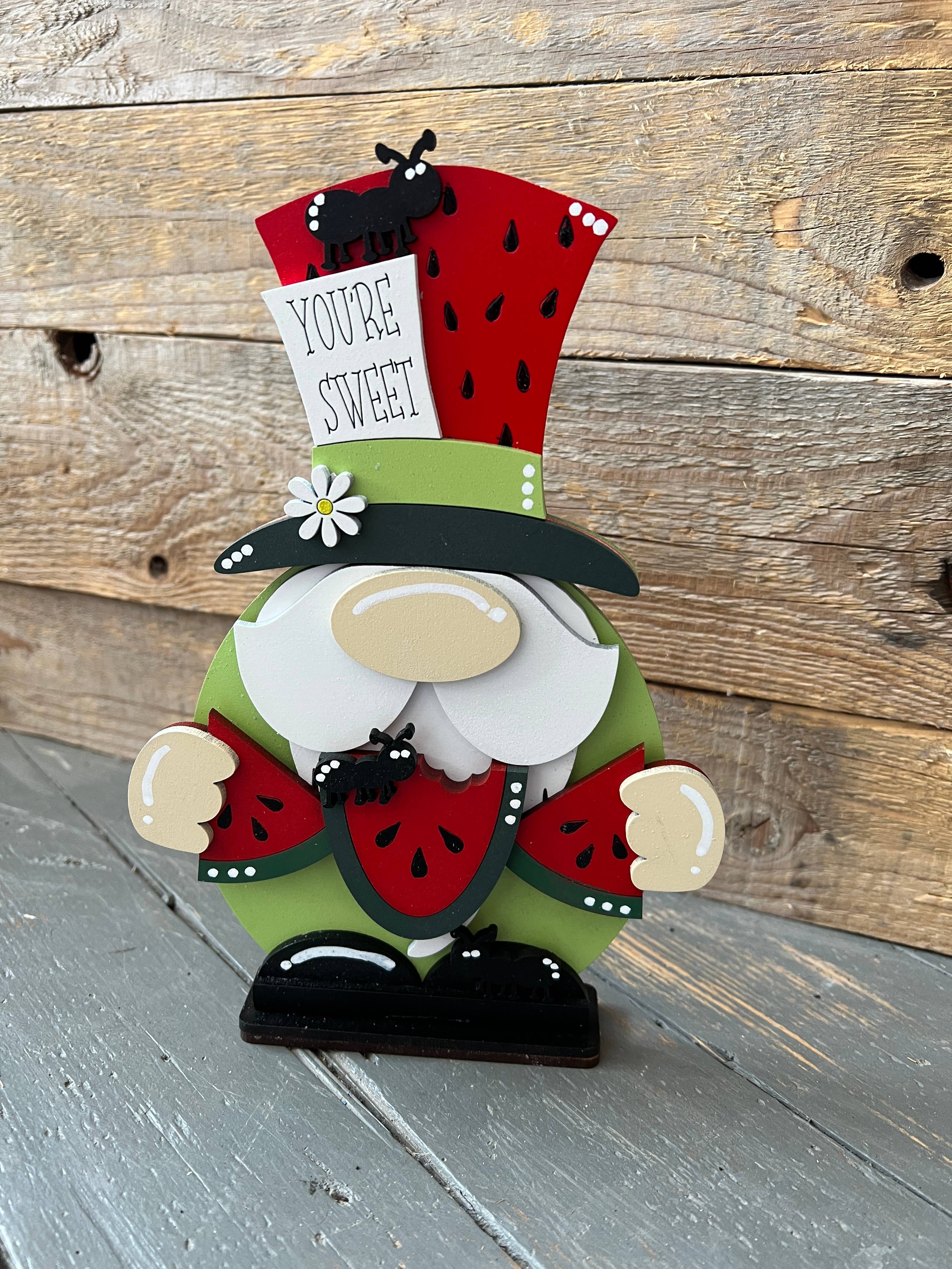 Rustic Home Co LLC - Vendita all'ingrosso Decorazioni da tavolo - Gnome in piedi a forma di anguria, decorazione per la casa, artigianato0