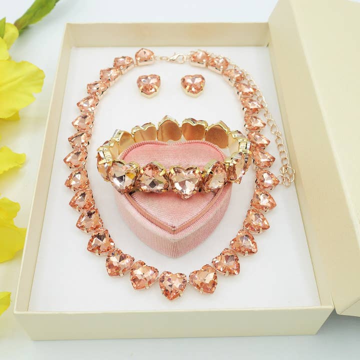 SALMON LUCE HEARTS Roséguld SET - Halsband, örhängen och armband med fasetterade stenar för wholesale på Faire