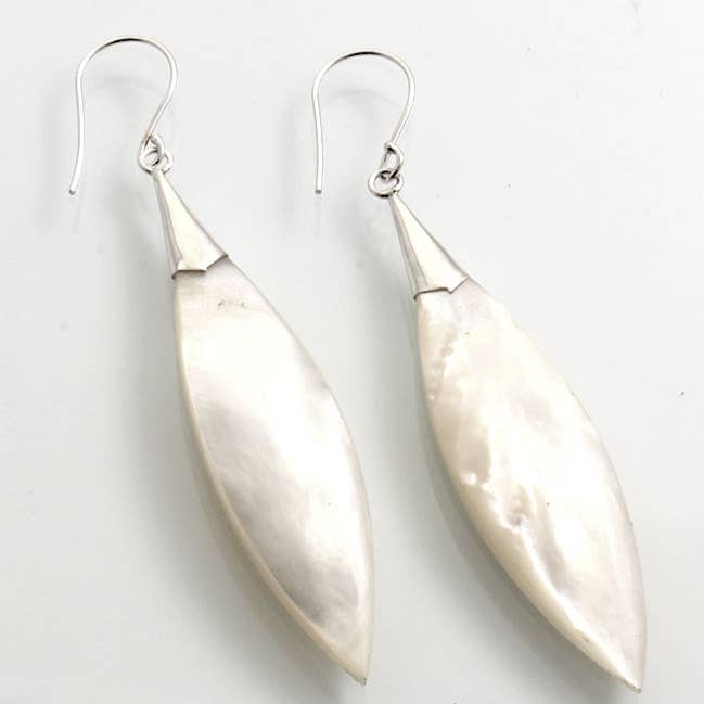 Pendente Foglia Allungata In Madreperla Bianca per la vendita all'ingrosso da parte di El Expreso de Oriente