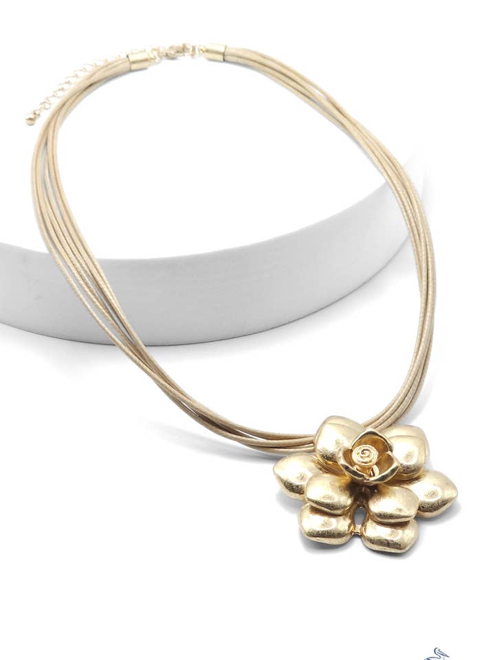 Collier en or - Fleur Enchantée pour la vente par Sunset Marsh LLC