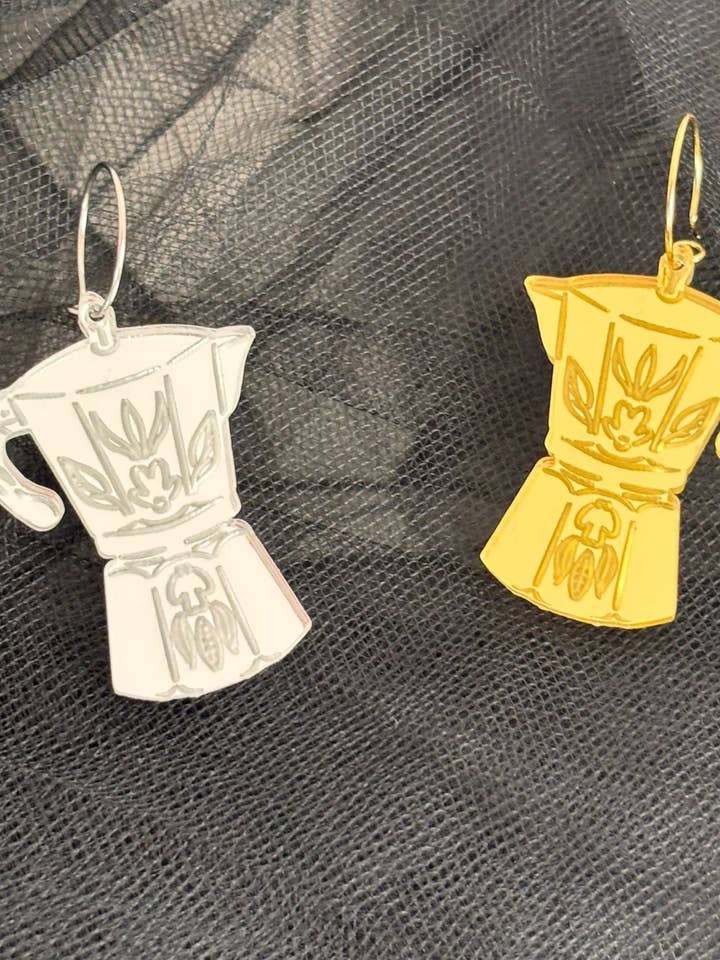 Øreringe med kaffekande i spejleffekt i sølv- og guldakryl for engroshandel hos LadyRockCreaciones