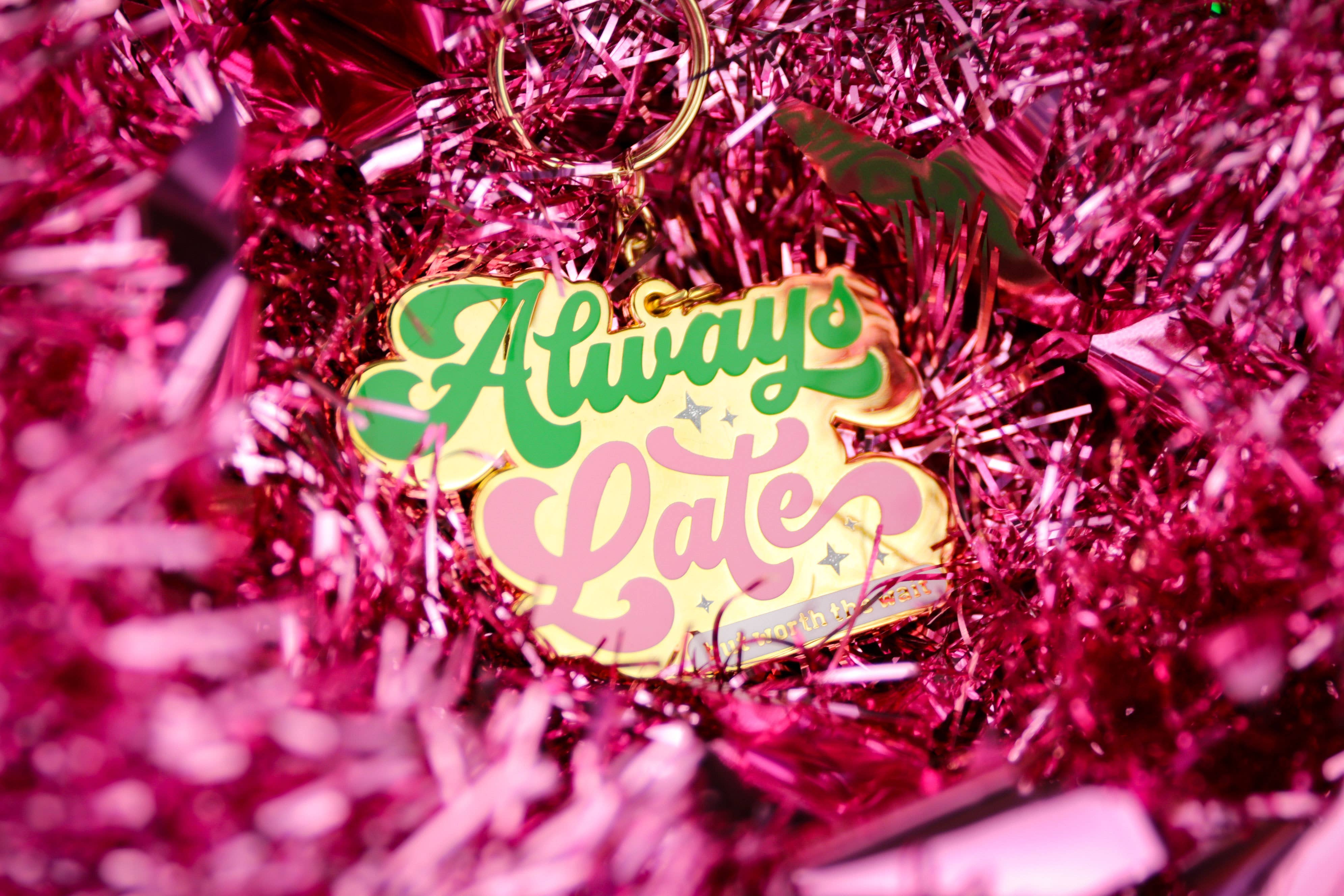 Studio Inktvis - Wholesale Sleutelhanger - Uniseks - Sleutelhanger Always Late maar de moeite waard om op te wachten3