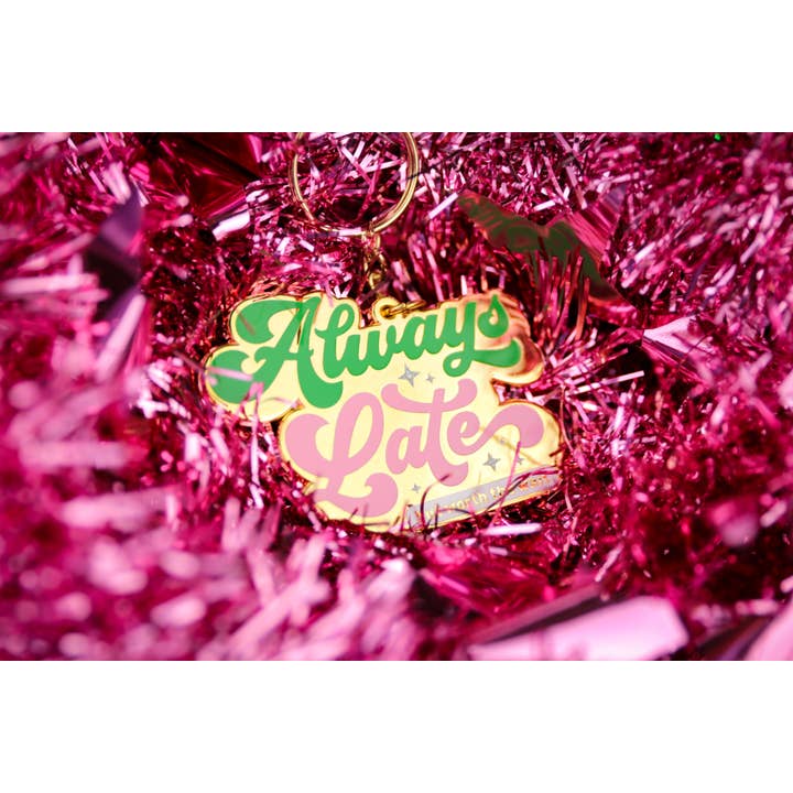 Studio Inktvis - Wholesale Sleutelhanger - Uniseks - Sleutelhanger Always Late maar de moeite waard om op te wachten3