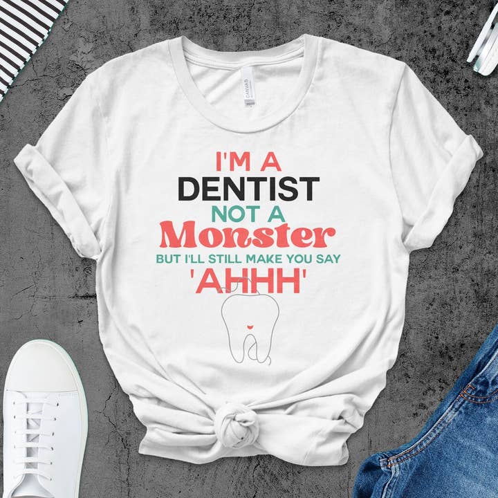Sjov tandlæge T-shirt – Jeg er tandlæge, ikke et monster – tandlægehumor for engroshandel hos FreakyTeeFactory