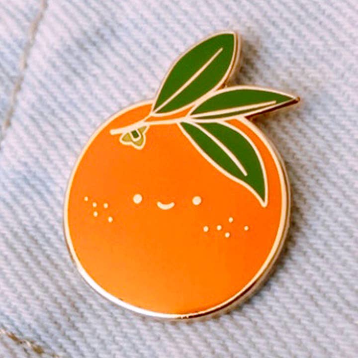 Épinglette Lucky Freckled en émail dur orange pour la vente par ILOOTPAPERIE
