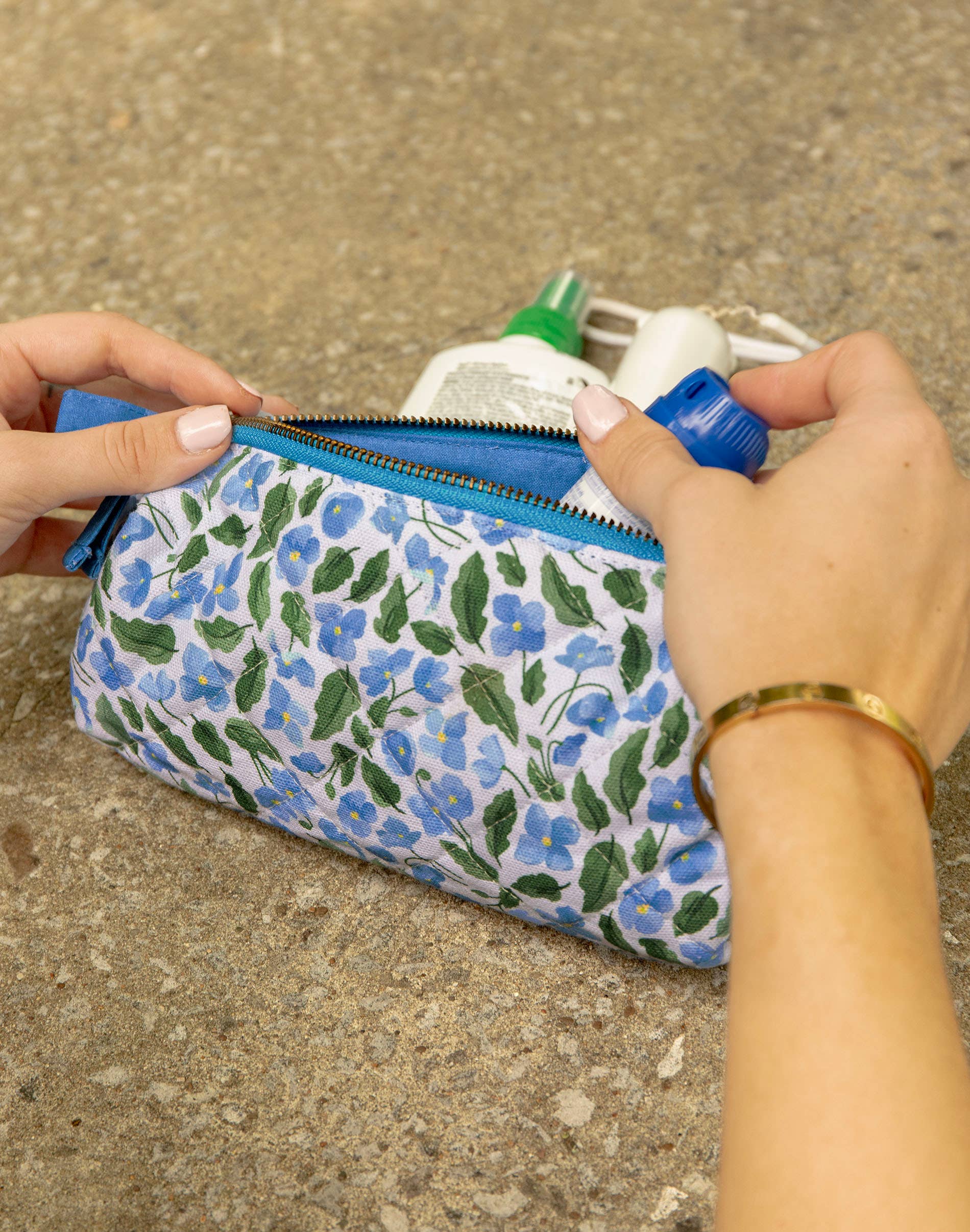 1canoe2 | One Canoe Two Paper Co. – Großhandel Beutel – Unisex – Mohnblumen gesteppte Federmäppchen1