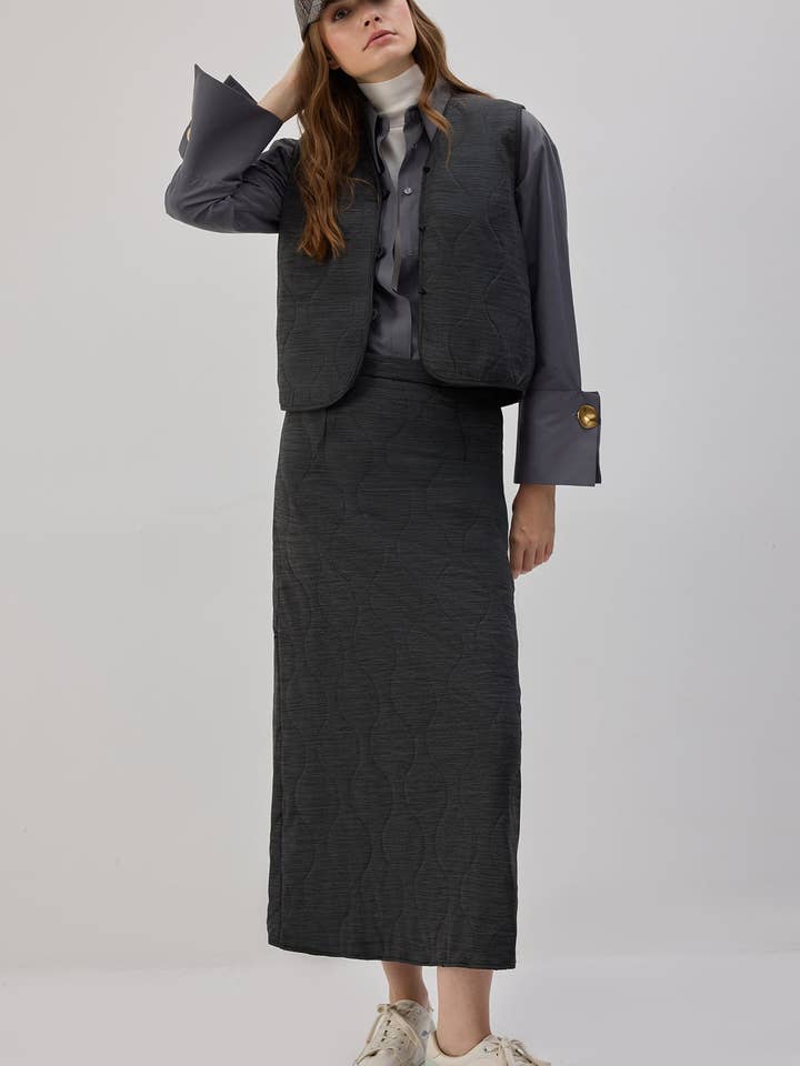 Completo con gilet trapuntato e gonna per la vendita all'ingrosso da parte di Touché Privé