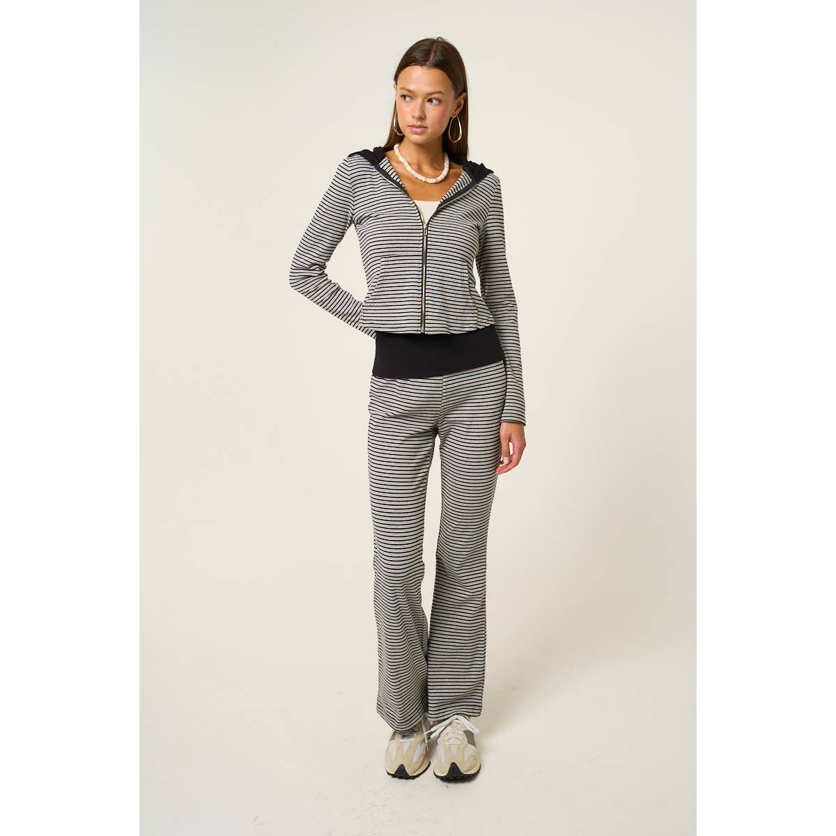RAYURE GRIS / NOIR Ensemble sweat à capuche zippé rayé et pantalon évasé en vente sur Faire3
