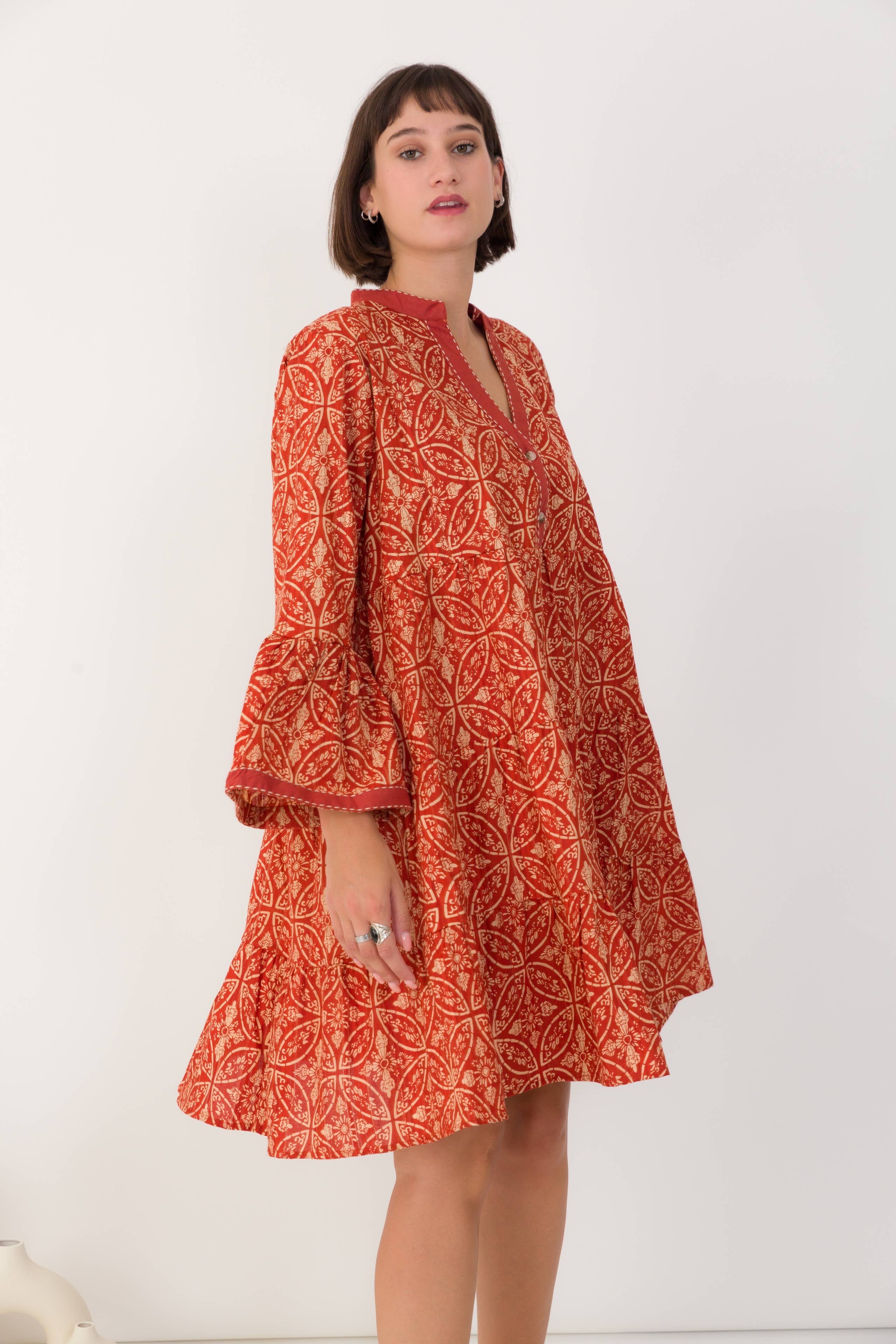 764 Abito corto con scollo a V - Prezzo  in vendita all'ingrosso su Faire3