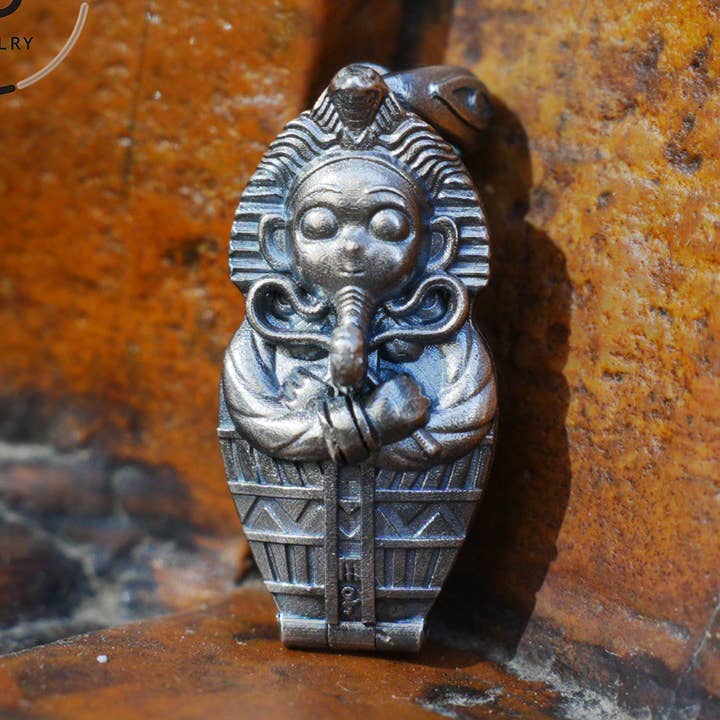 Gotischer Anhänger aus oxidiertem 925er Silber mit symbolischem Design, Talisman für Intuition und Transformation, Geschenkidee für sie. für den Großhandel von idjewelry