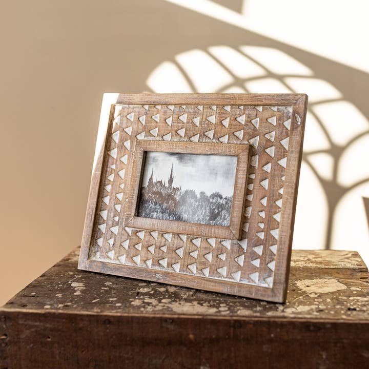 Foreside Home & Garden - Wholesale Picture Frame - 4x6 Photo Carved Triangle Wood Picture Frame