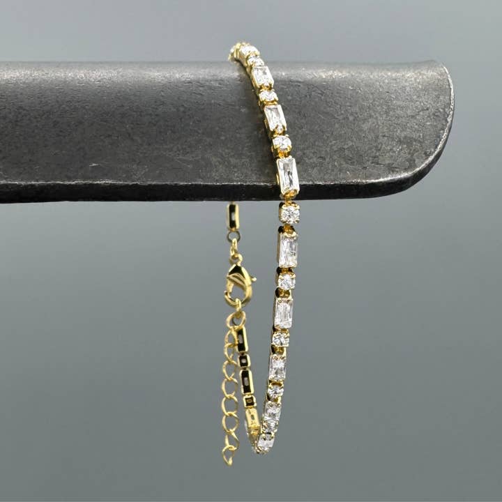 Gouden baguette- en ronde CZ-tennisarmband voor wholesale door Something Silver