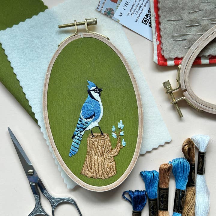 Geai bleu dans les bois - Kit de broderie d'oiseau pour brodeurs de niveau intermédiaire pour la vente par MCreativeJ