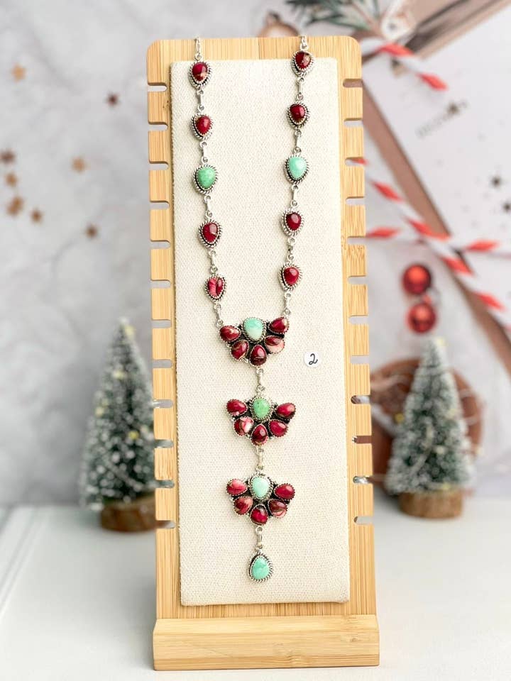 Colliers Lariat en Grappes de Dahlias pour la vente par Krush Kandy