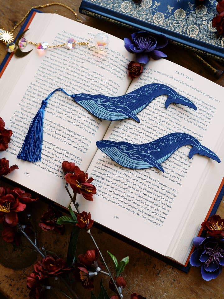 Marque-page en similicuir Celestial Whale pour la vente par The Bookish Atelier
