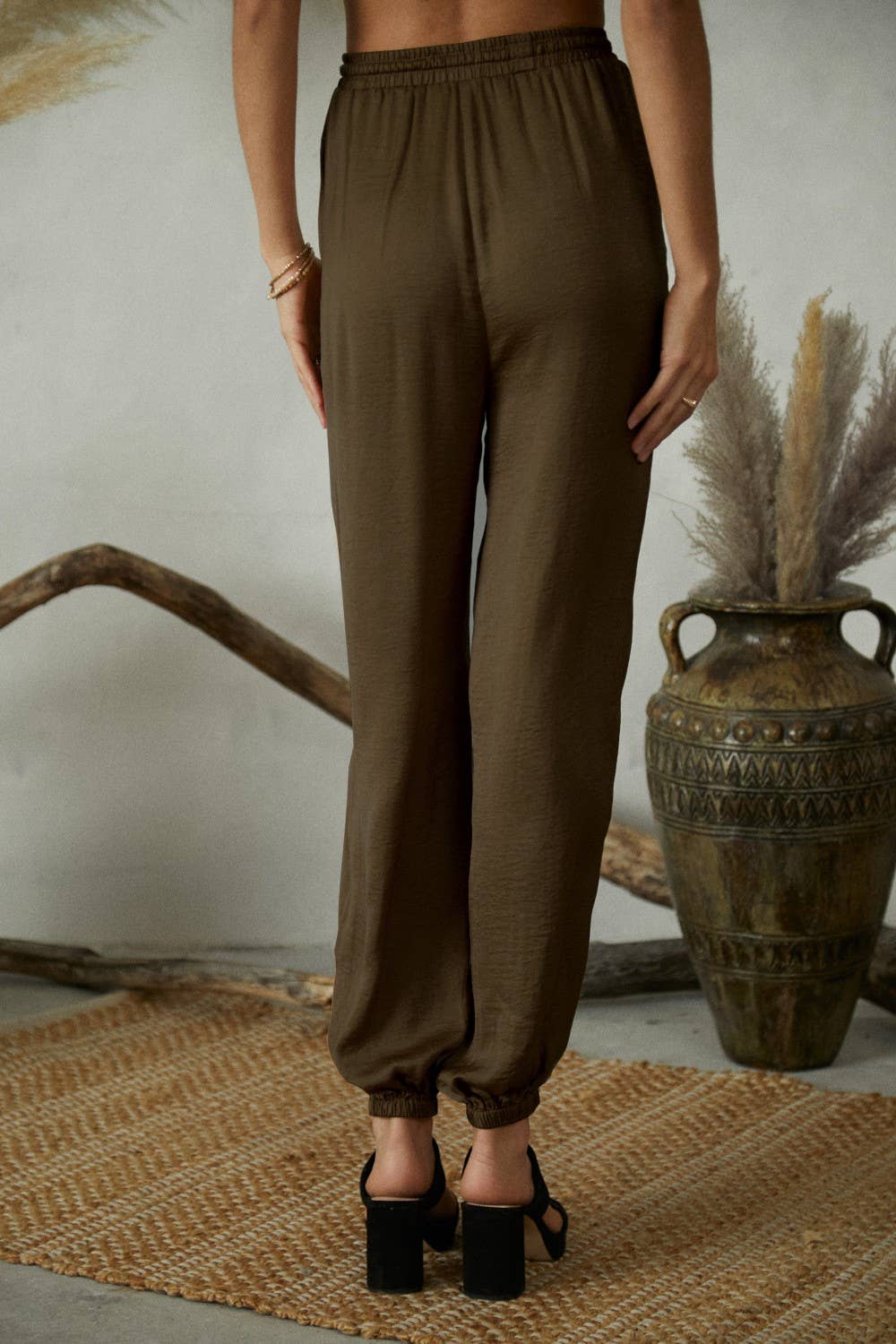 Olive scuro KP5253 Pantaloni sciolti elasticizzati con vita elastica frontale in raso in vendita all'ingrosso su Faire2