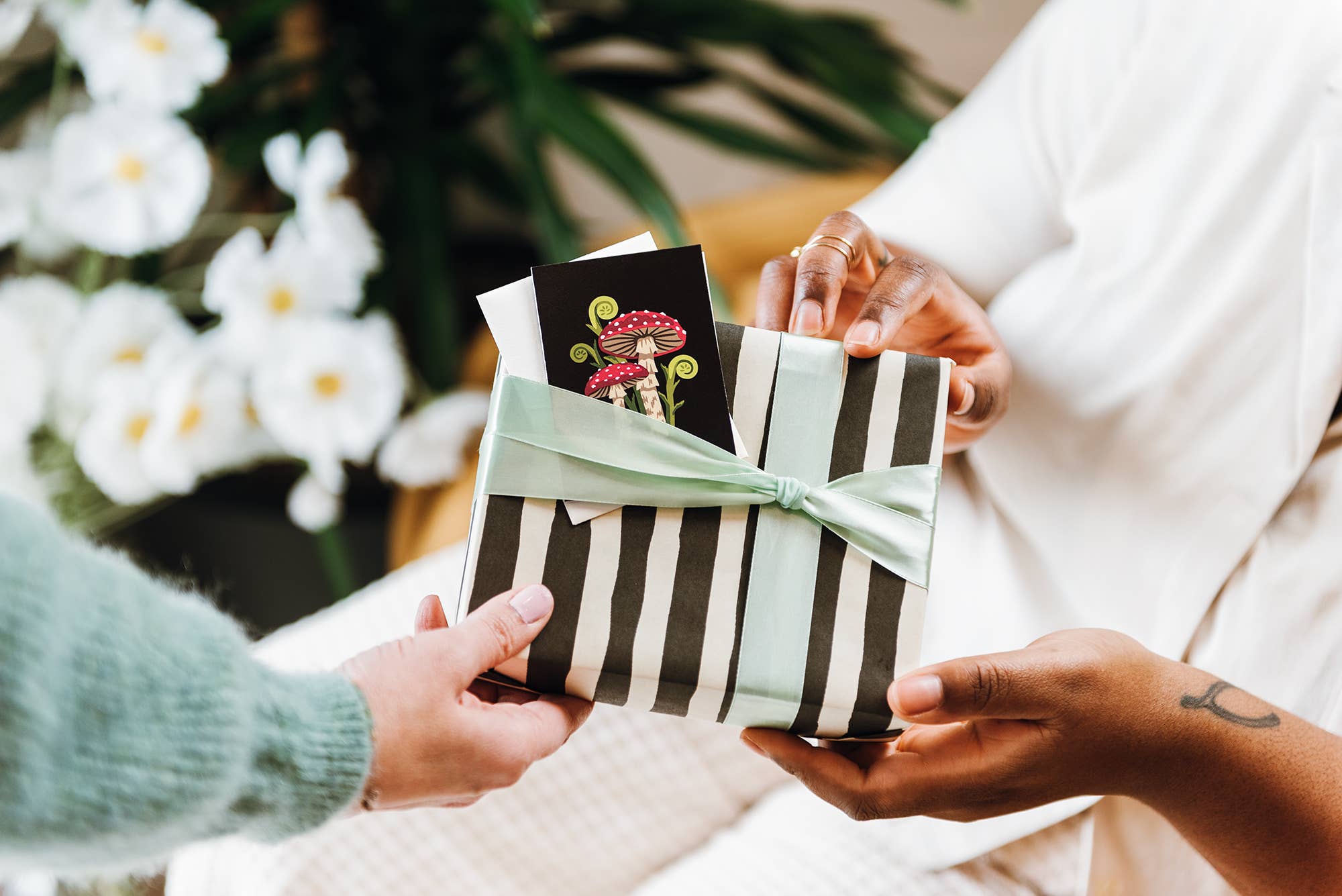 Elle Crée (She Creates) – wholesale Stationery/notecard set – Mini Gift Card Sets | Mushrooms on Black2