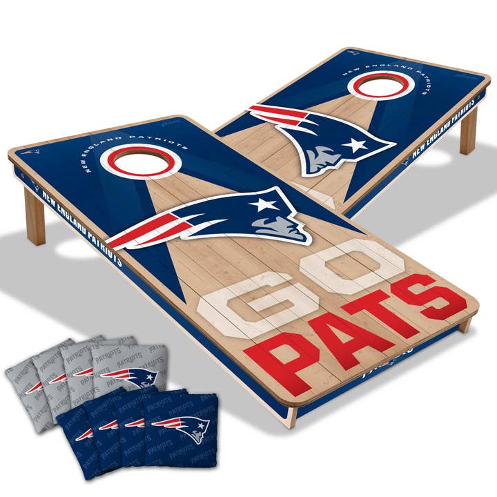 Ensemble de 2 planches de cornhole 2 × 4 New England Patriots (NFL) pour la vente par Skip's Garage