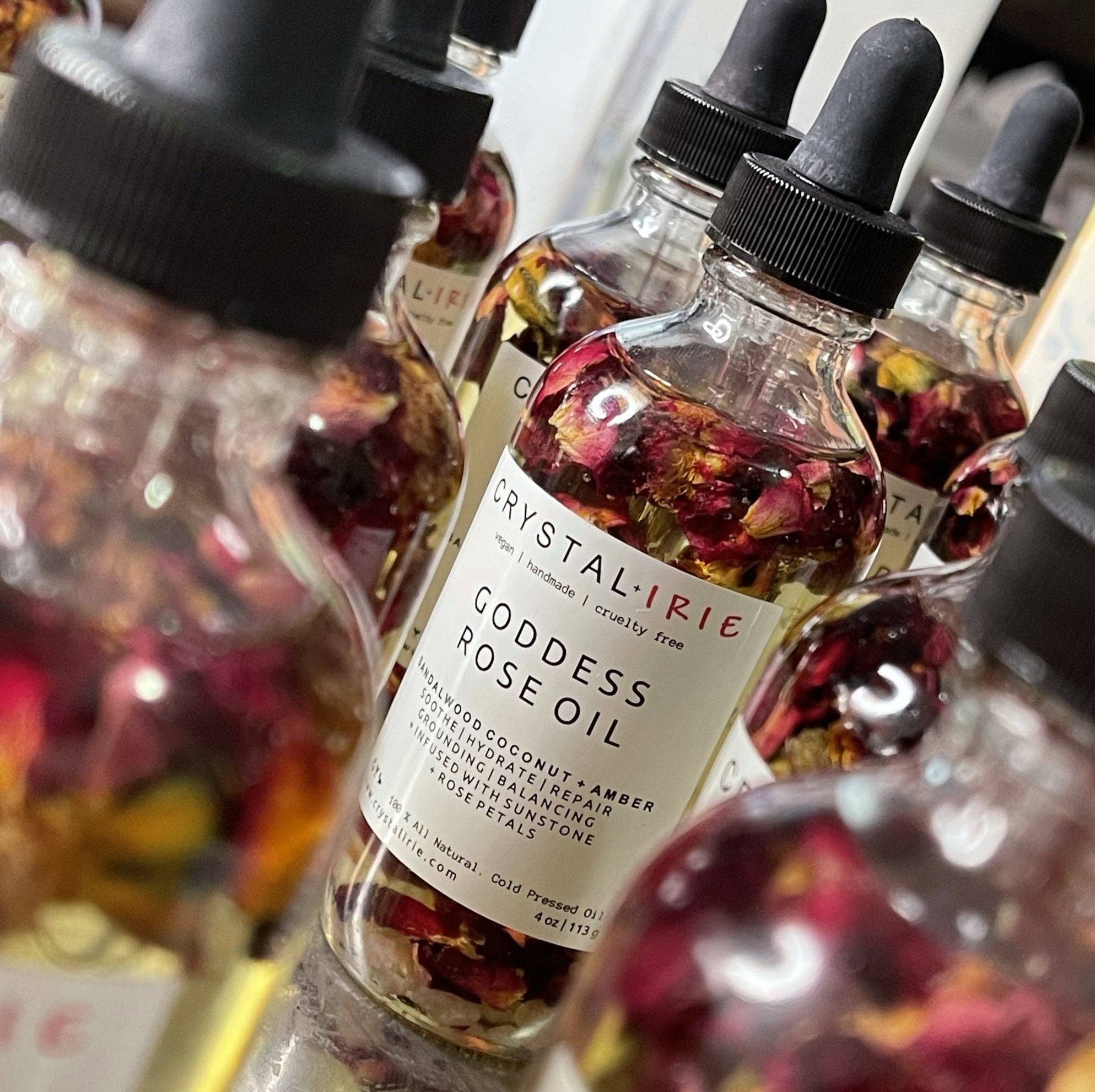 Crystal + Irie – wholesale Bad- och kroppsolja – Goddess Rose Oil - lätt kroppsolja med ekologiska rosenblad och sunstone-kristaller2