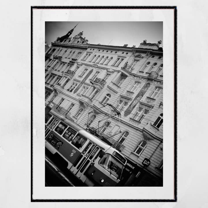 Photographie en noir et blanc de la rue du tramway de Prague pour la vente par Mo & Paul Photography