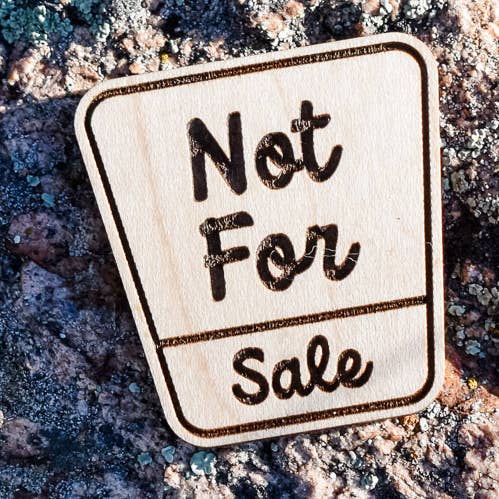Aimant en bois gravé au laser – Les terres publiques ne sont "Pas à vendre" pour la vente par Pine + Ember