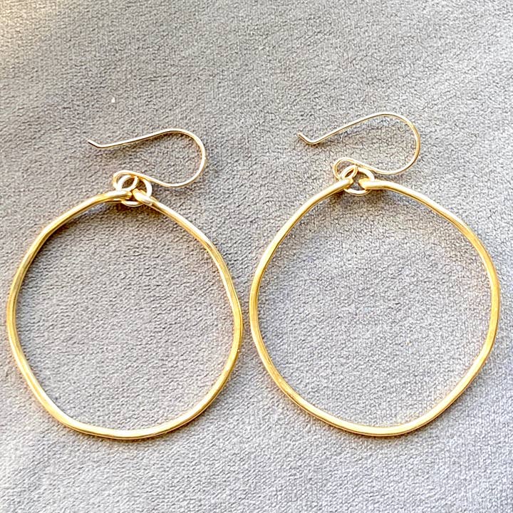 Gewellte gehämmerte Creolen Gold Organisch für den Großhandel von Marble Designs Jewelry