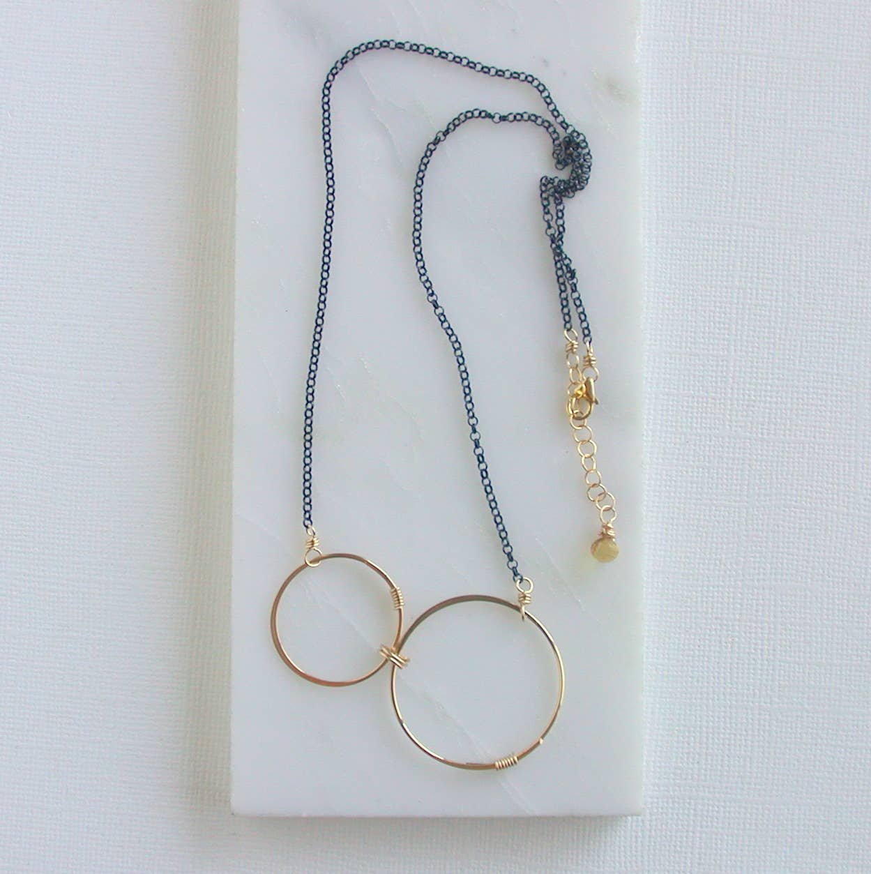 Linda Trent Jewelry - Venta al por mayor Collares con colgantes/abalorios - Collar ennegrecido lado a lado. Opciones de oro, plata y rosa.3