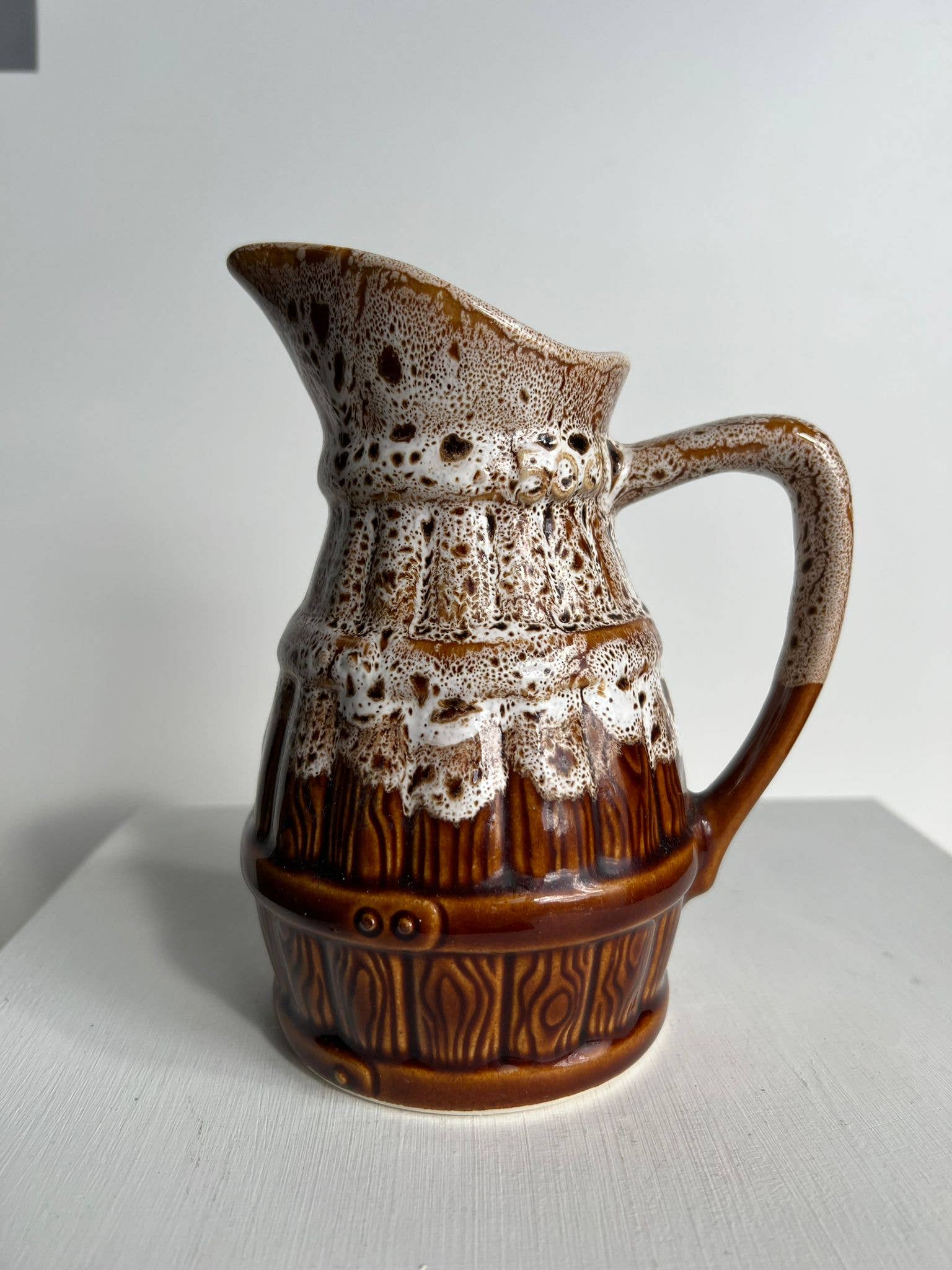 Office Objets – Objeto de mesa decorativo por atacado – Pequena jarra decorativa cerâmica vidrada com motivo de barril de cerveja12