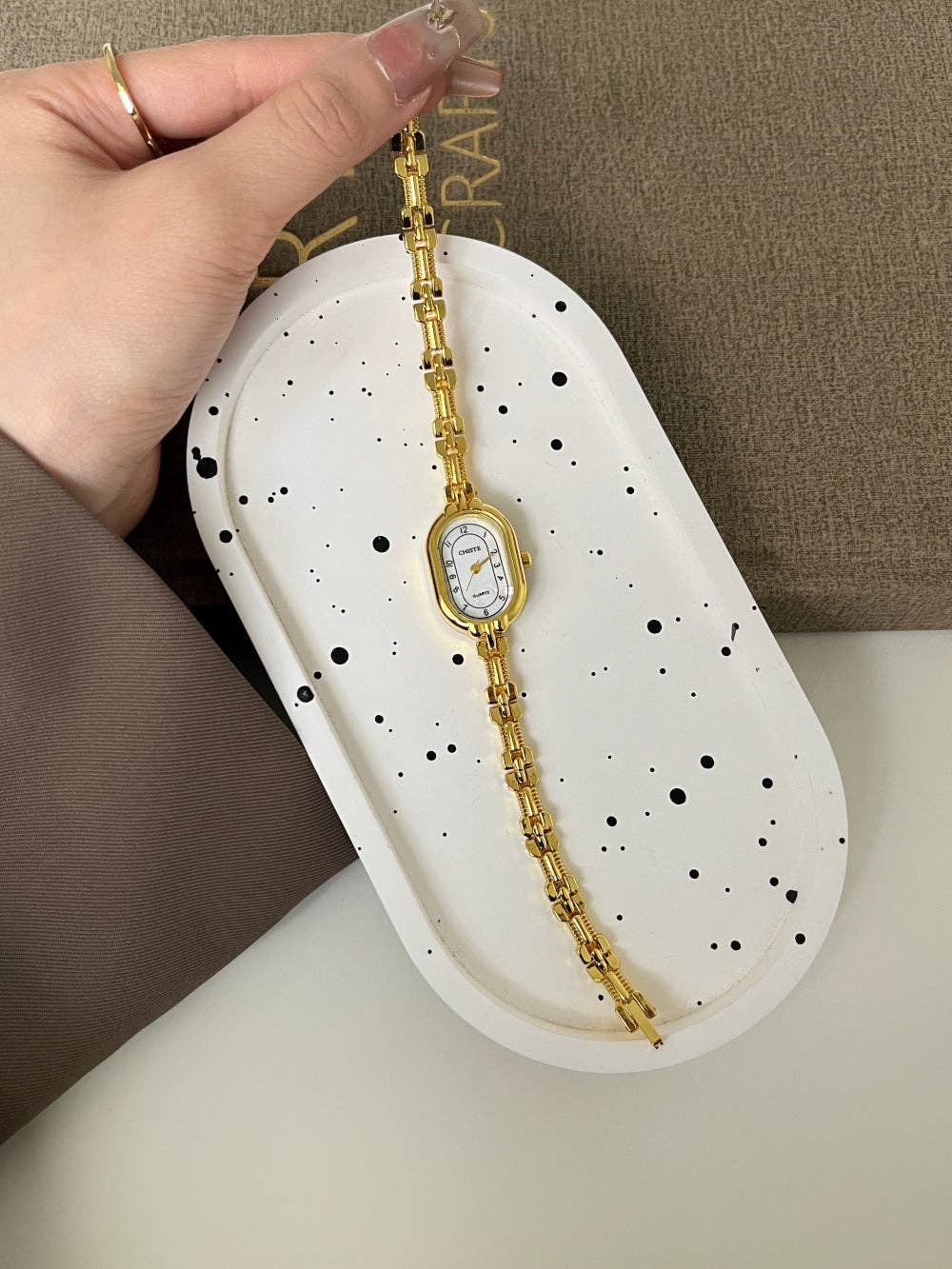 Dipped Shop - Wholesale Wrist Watch - Women's - Vintage Gold Oval Bracelet Quartz Watch DP25F7366