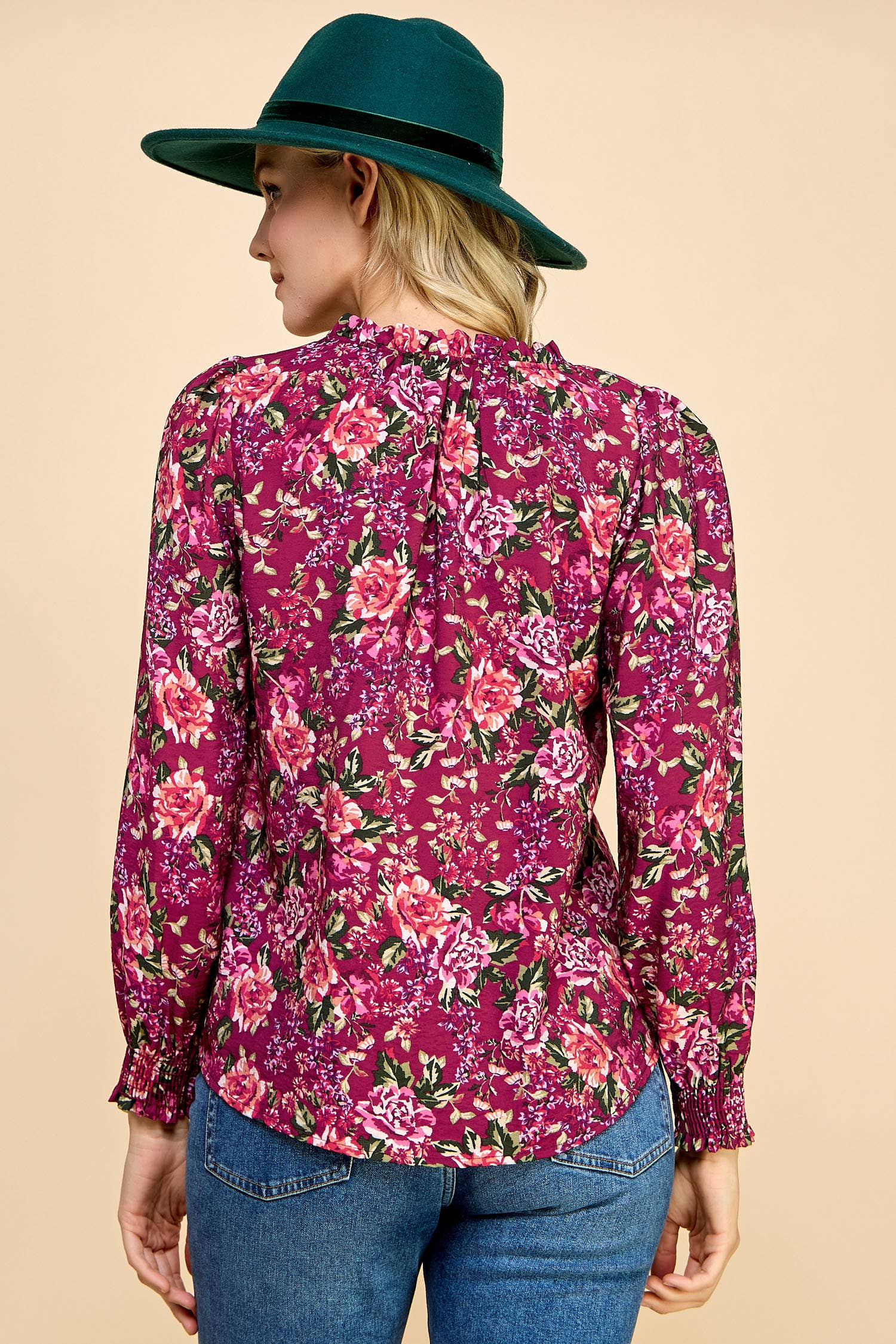 Bordeaux Top con stampa floreale arricciata con scollo a V e maniche a nido d'oca. in vendita all'ingrosso su Faire3