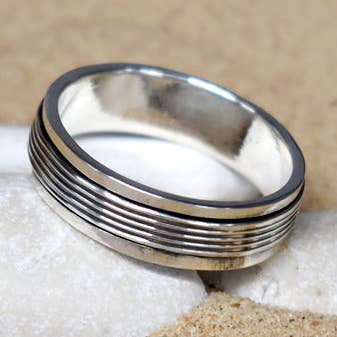 Harley silverring med horisontellt räfflad snurrfunktion för wholesale av Kali Ma Designs - Sterling Silver Jewellery