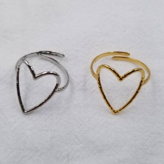 Bague à cœur ouvert de forme libre martelée pour la vente par ENA Jewelry