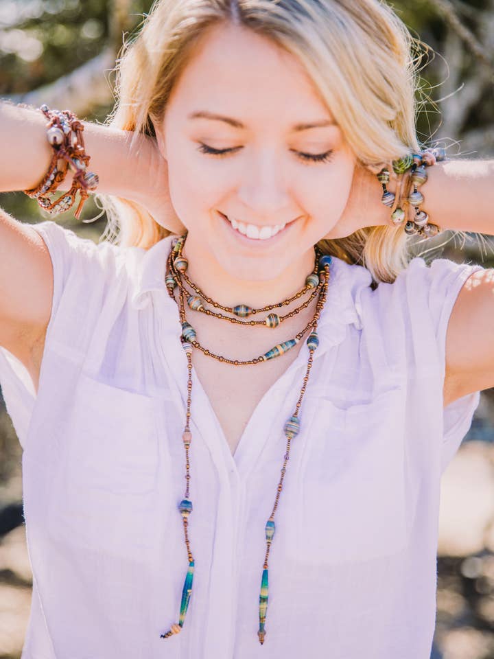 Le collier original TWOPU Lariat pour la vente par The Bead Project by TWOPU