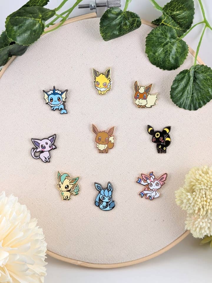 Pins en émail dur des Évolitions (Pokémon) avec présentoir acrylique en option pour la vente par HideawayMelon