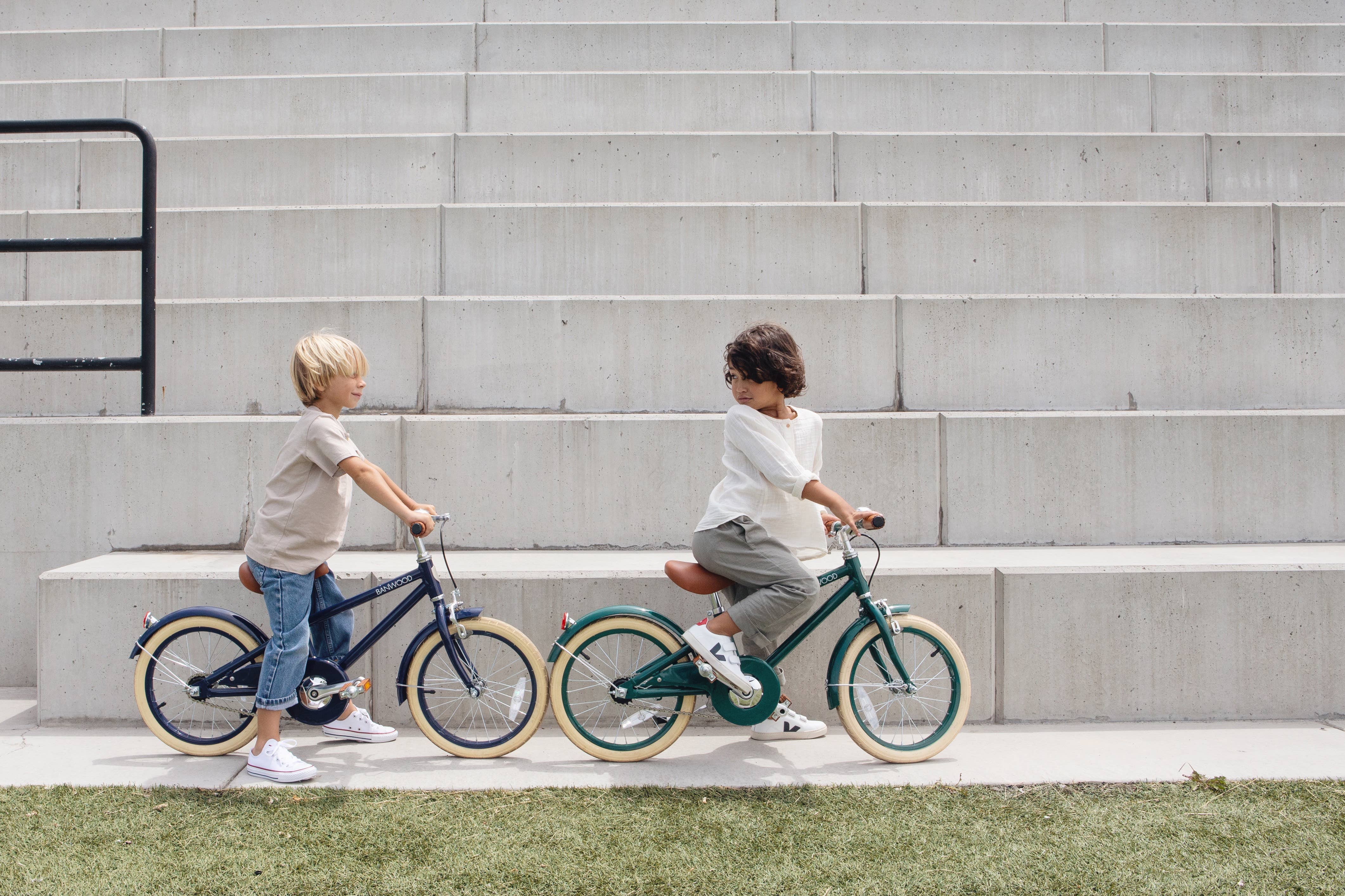 Banwood SL Europe – Engroshandel Cykler og scootere - Børn – Banwood 16" klassisk vintage pigecykel – navyblå4